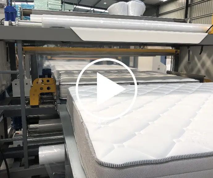Colchão a entrar na máquina PR210 para embalar